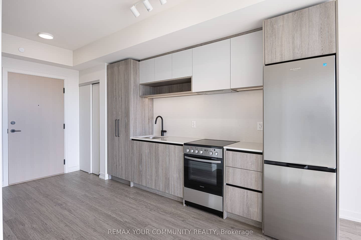 181 Sterling Road 1005, Toronto, ON M6R 2B2