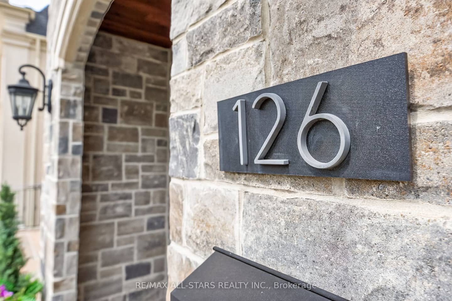 126 Hillview Road, Aurora, ON L4G 2M5