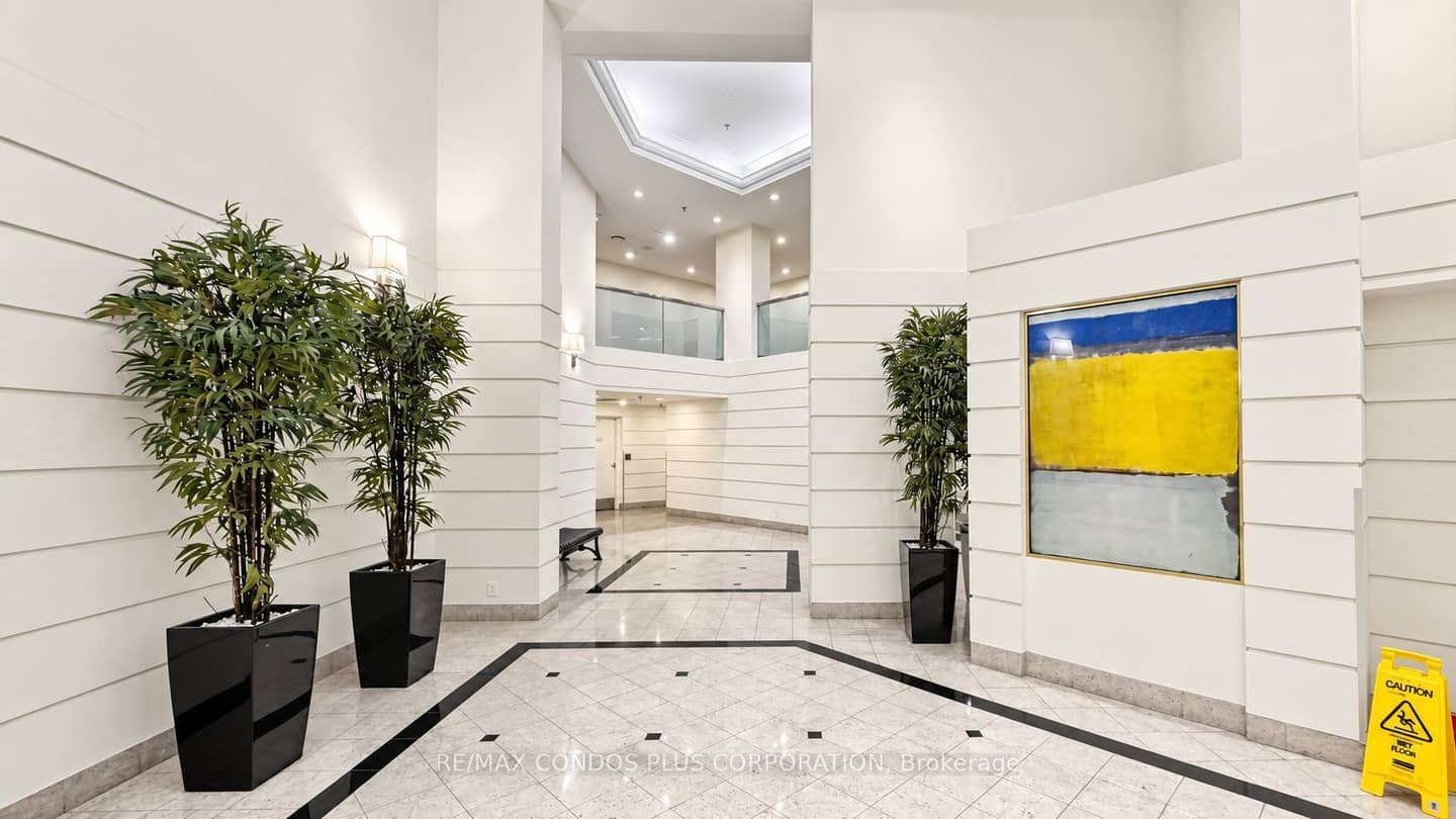 717 Bay Street 702, Toronto, ON M5G 2J9