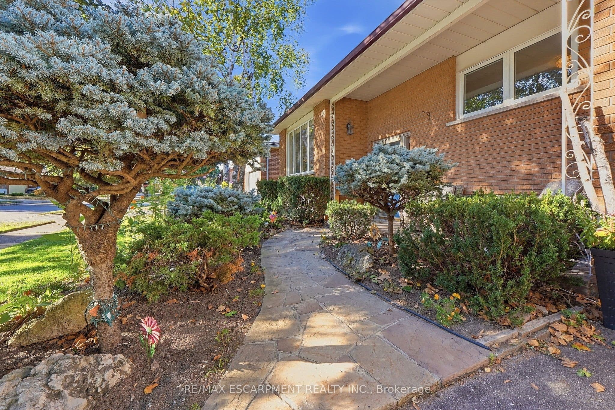 1060 Dowland Crescent, Burlington, ON L7T 4C8