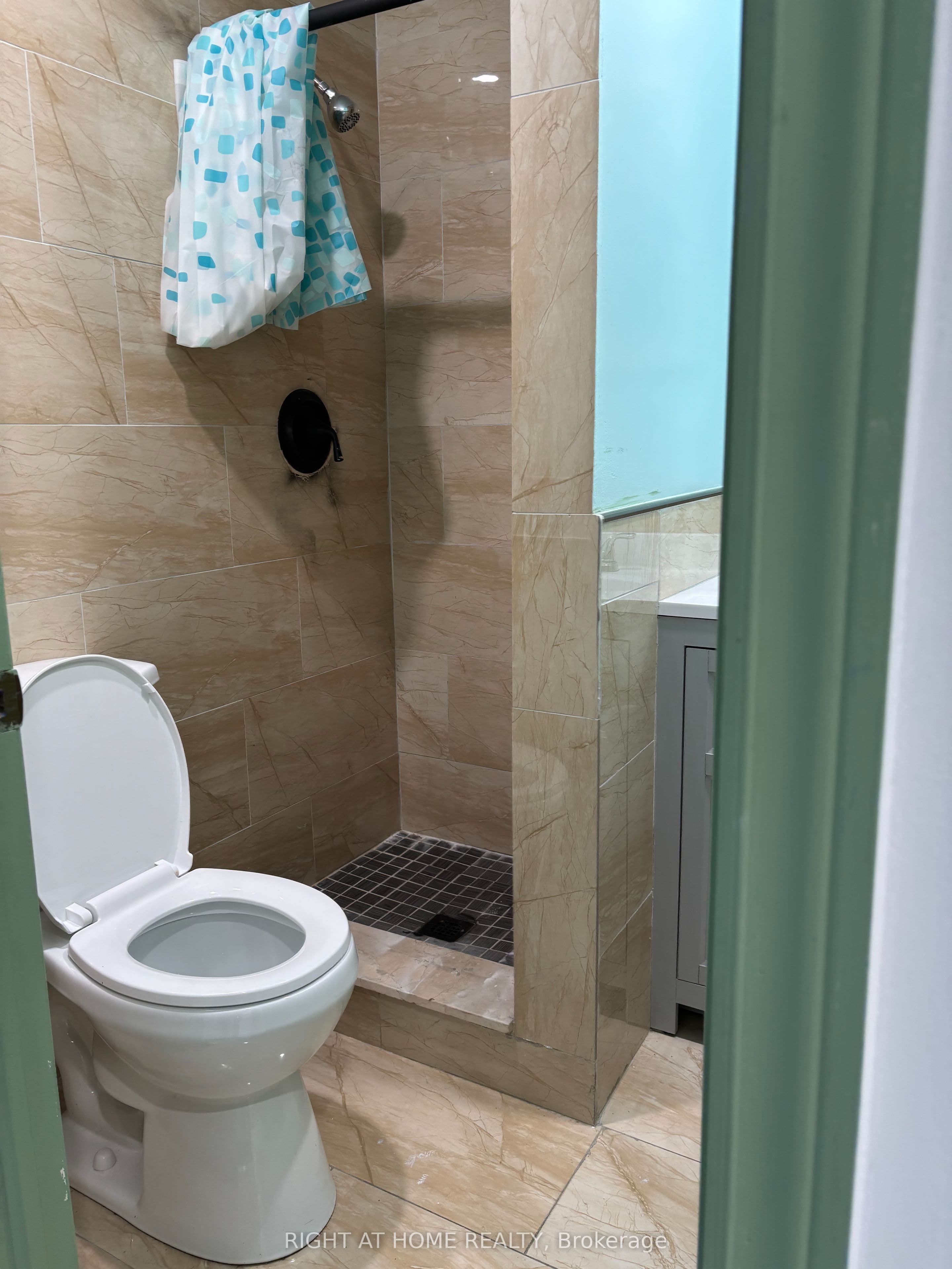 389 Spadina Avenue Unit 1, Toronto, ON M5T 2G6