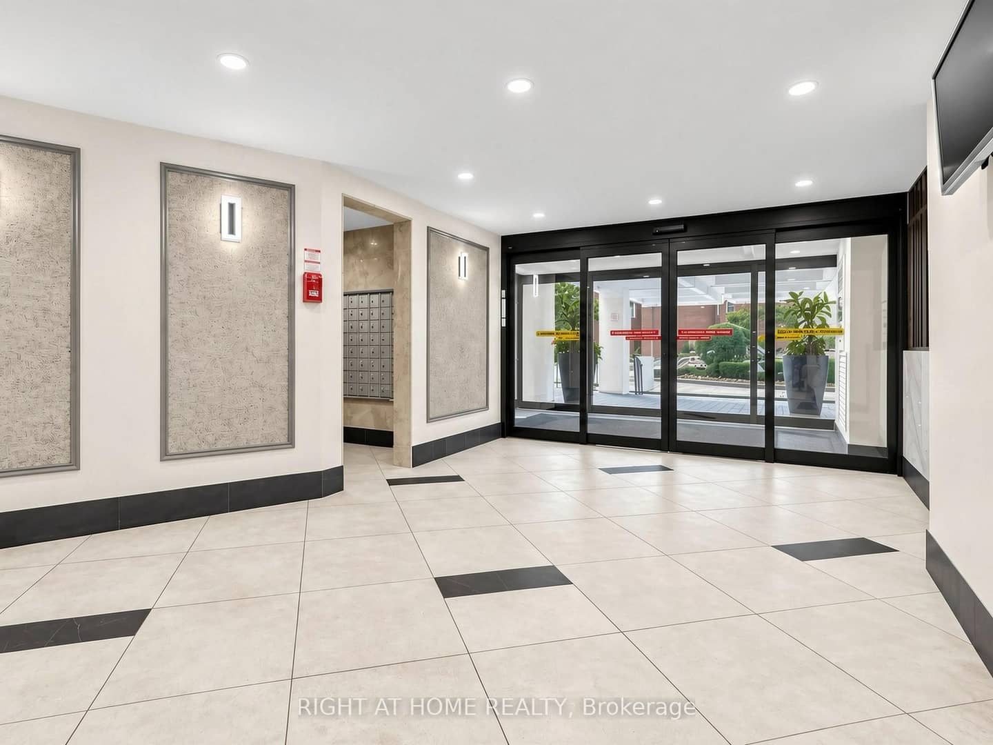 5 Vicora Linkway Way 915, Toronto, ON M3C 1A5