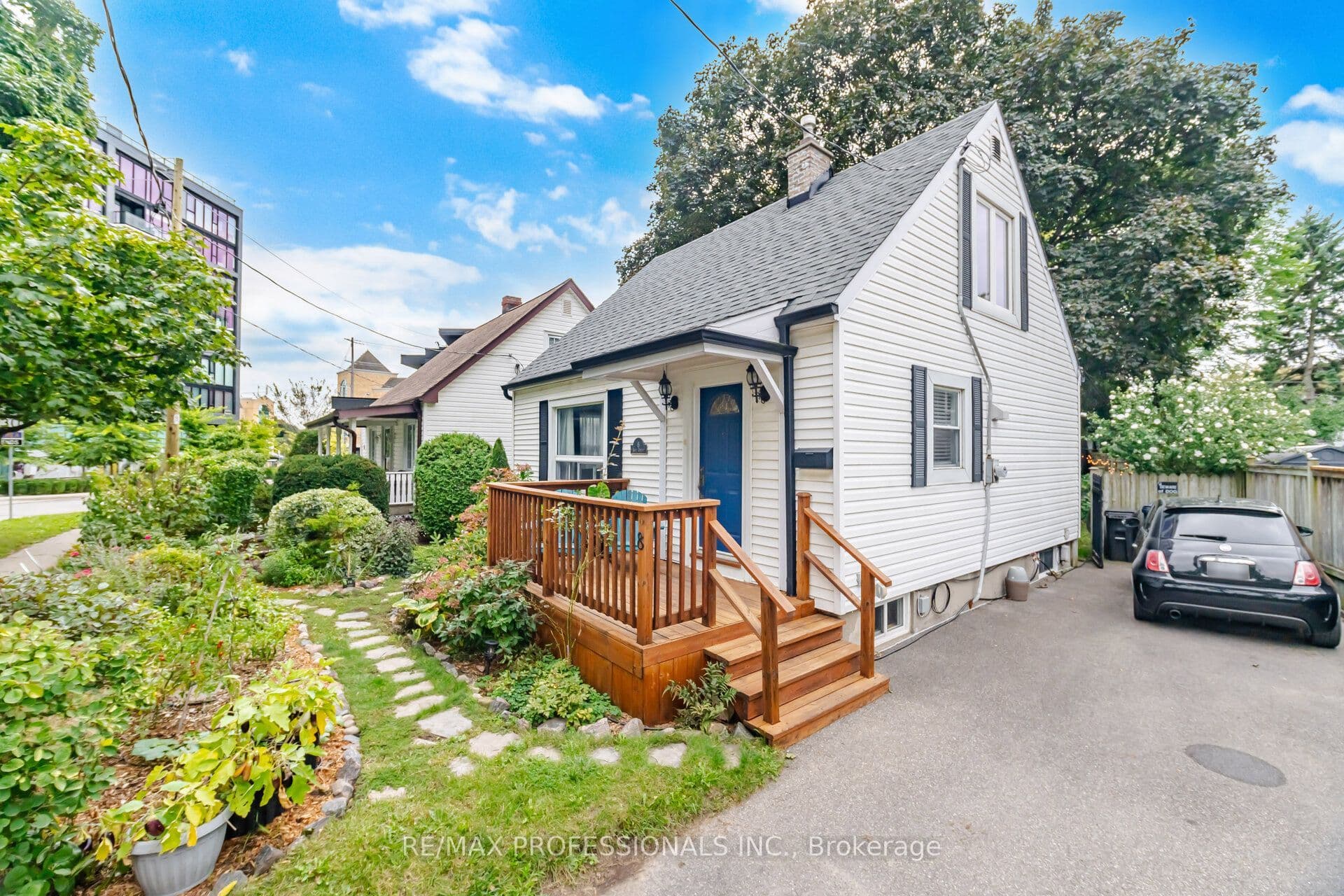 8 Smith Crescent, Toronto, ON M8Z 3X5