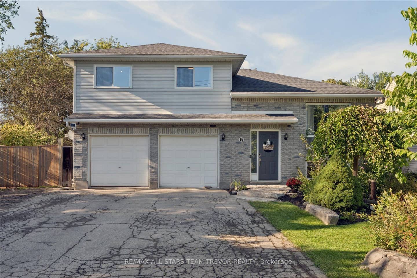 16 Evelyn Avenue, Georgina, ON L4P 3C8