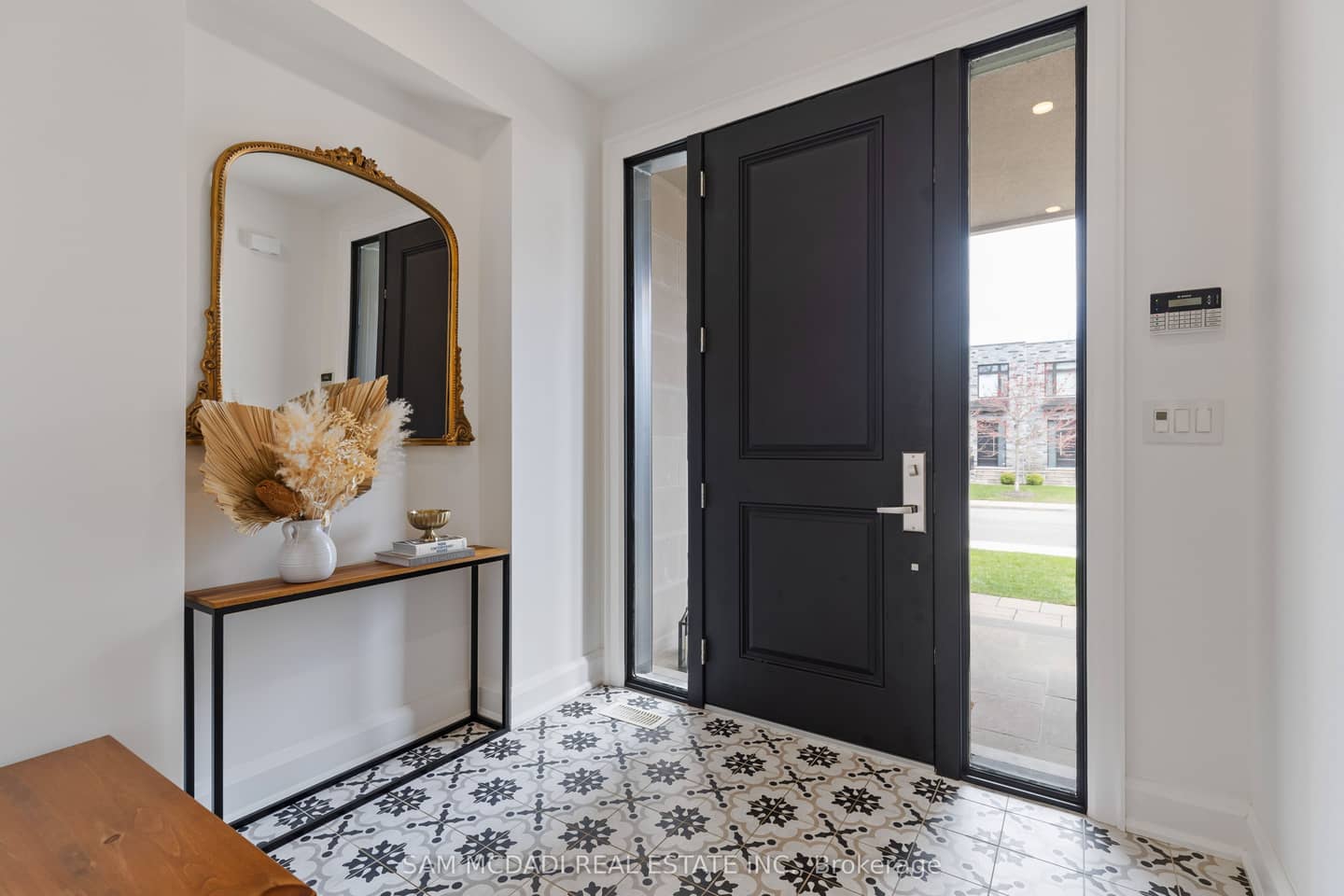 4 Iroquois Avenue, Mississauga, ON L5G 1M6