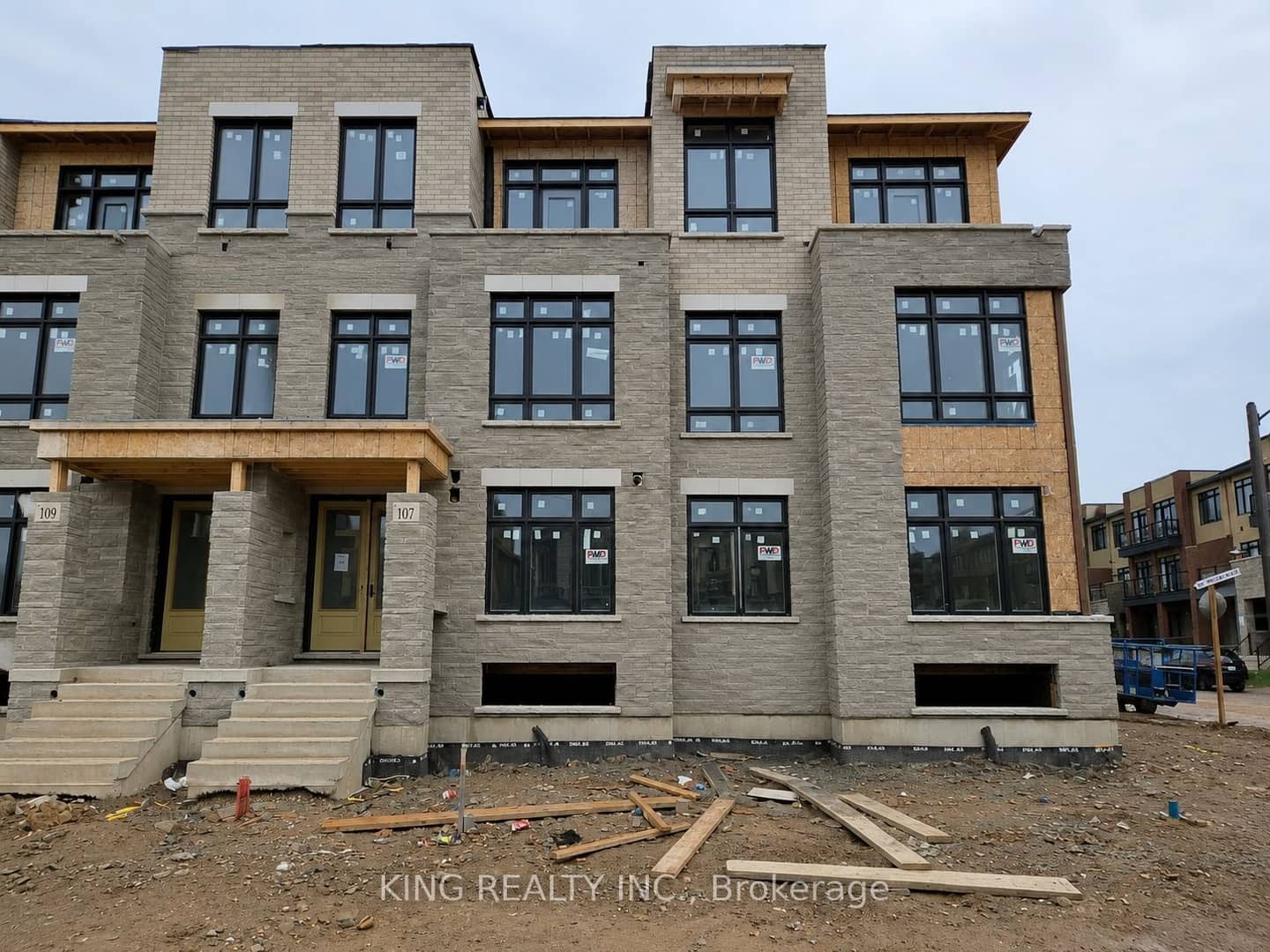 107 Jack Bowerbank Boulevard, Oakville, ON L6M 4K1