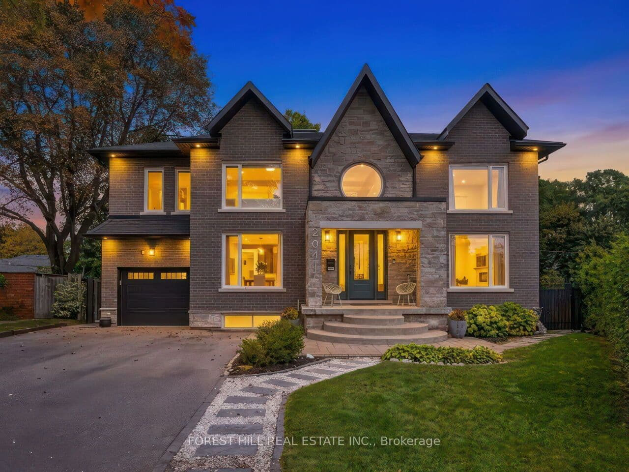 2041 Stewart Crescent, Mississauga, ON L4Y 1C4
