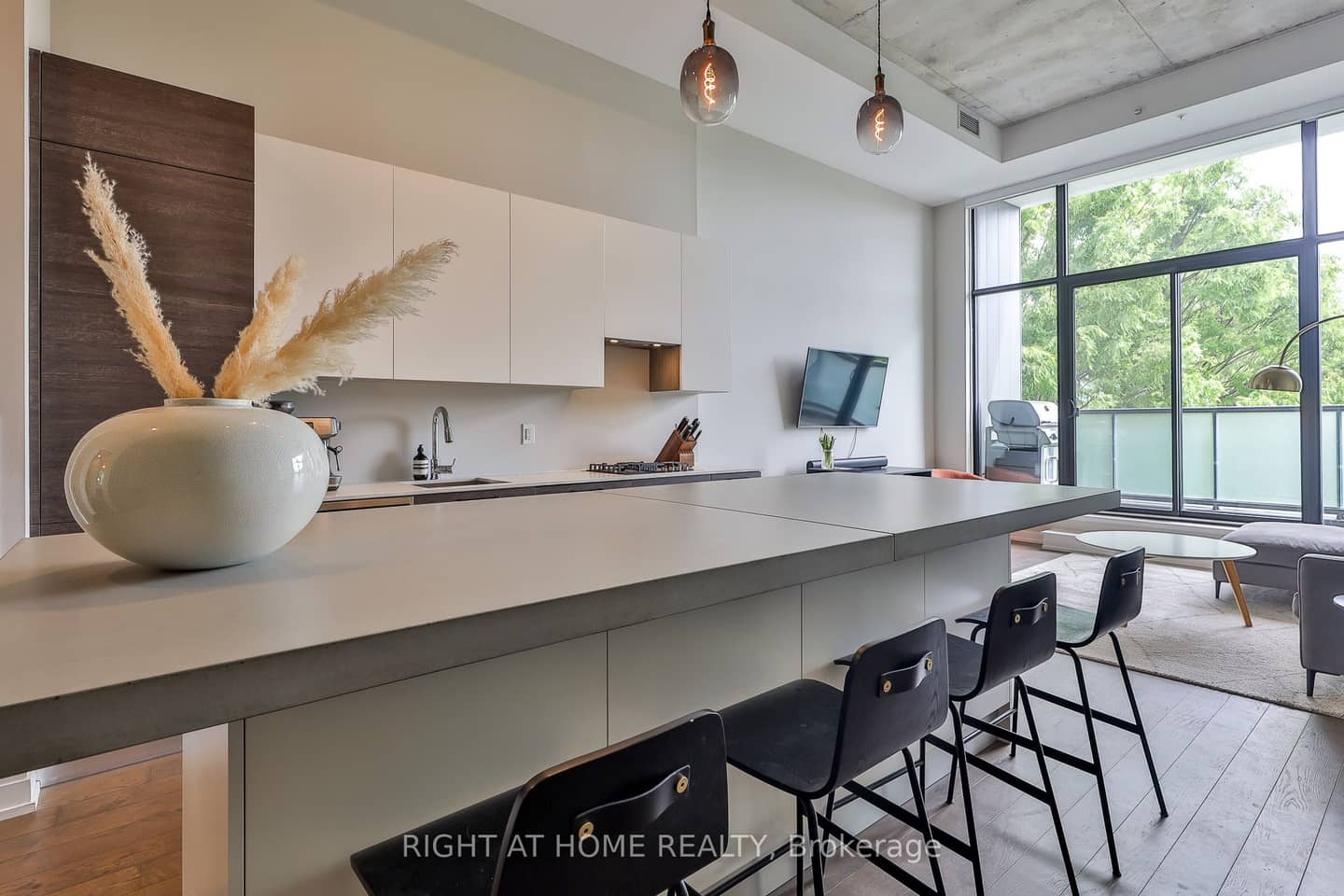 530 Indian Grove 303, Toronto, ON M6P 0B3
