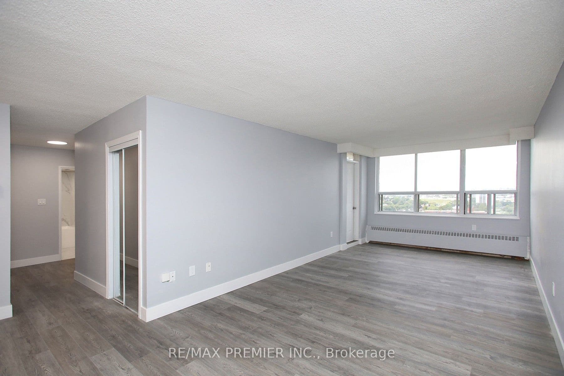 390 Dixon Road 1909, Toronto, ON M9R 1T4