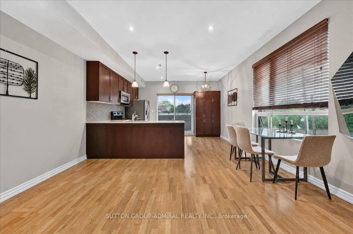 2 Maxwell Street 202, Toronto, ON M3H 2S8