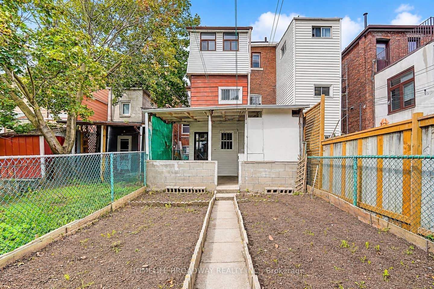 1069 Davenport Road, Toronto, ON M6G 2C2