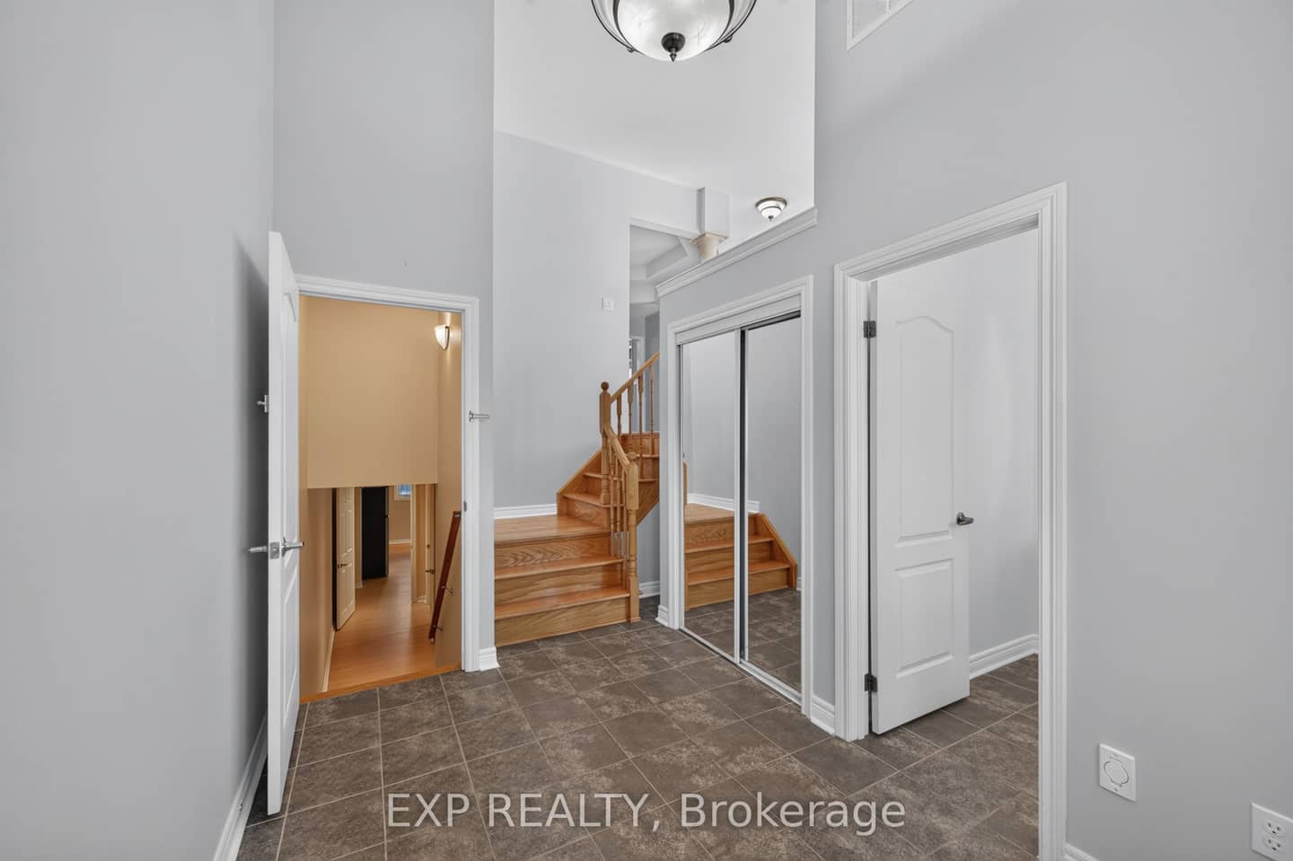 209 Woodspring Avenue, Newmarket, ON L3X 3J4