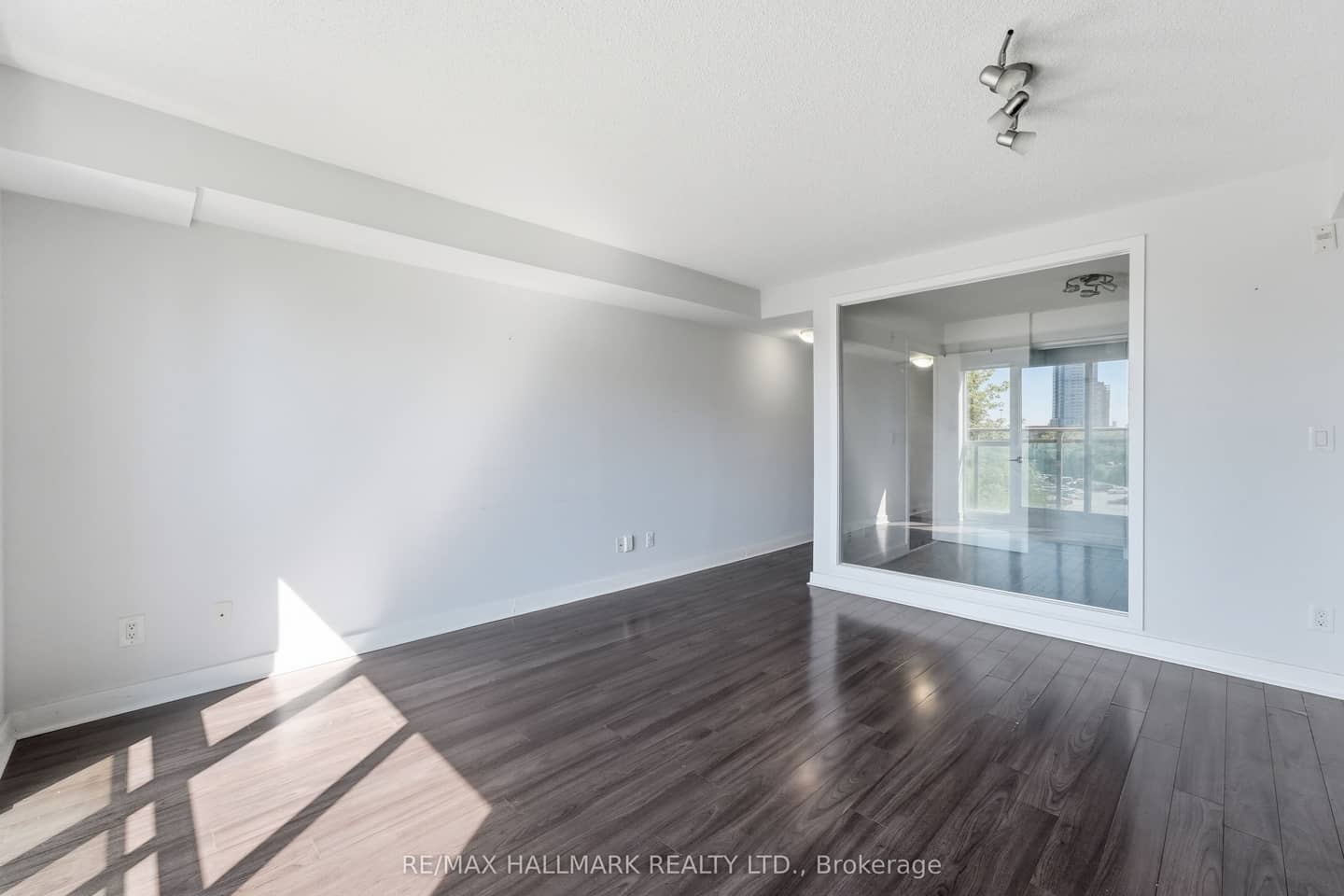 120 Dallimore Circle 417, Toronto, ON M3C 4J1