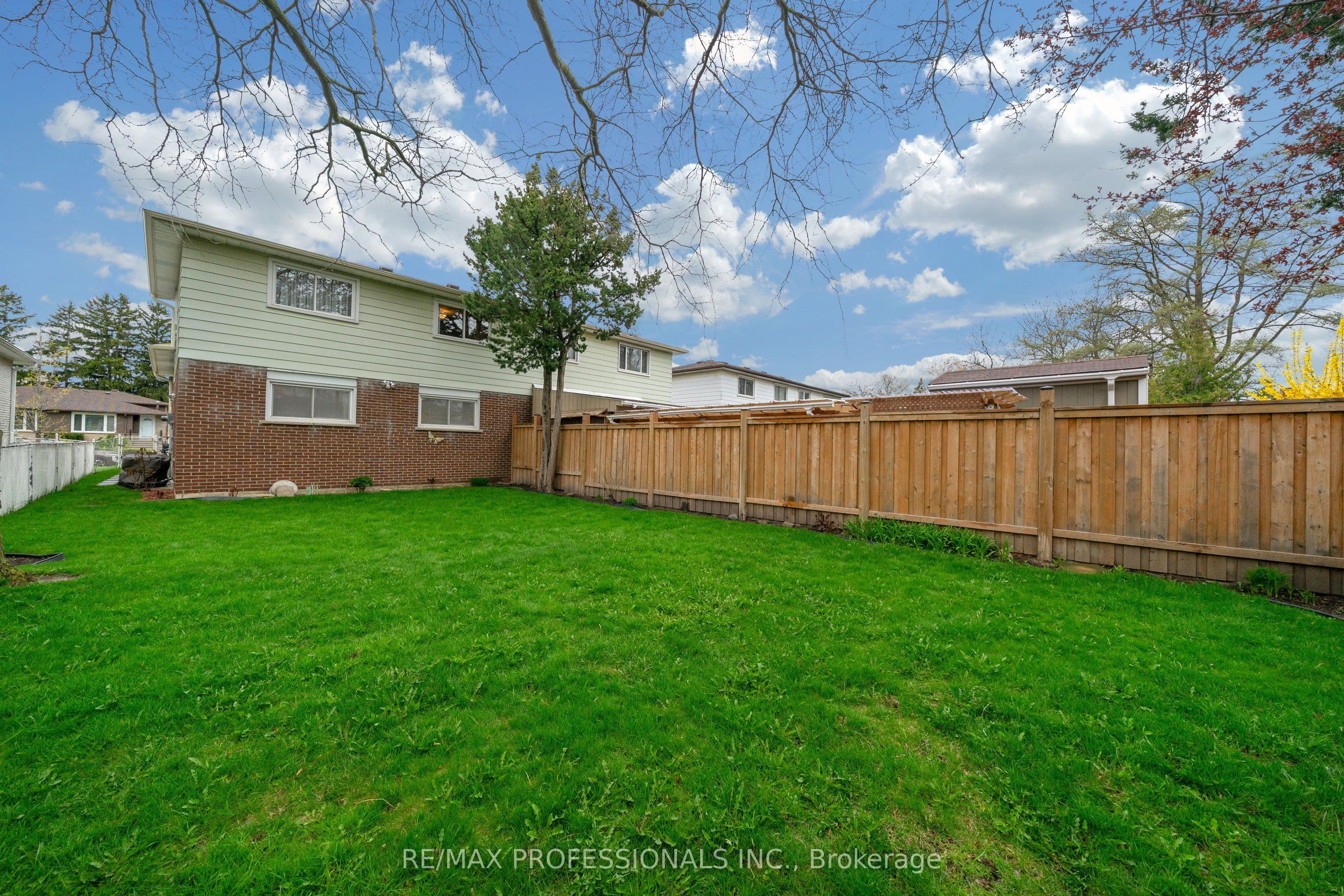 1877 Silverberry Crescent, Mississauga, ON L5J 1C8