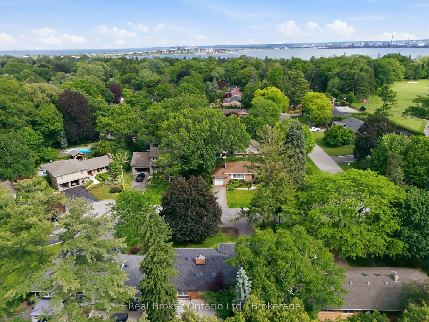 571 Leonard Court, Burlington, ON L7T 2P4