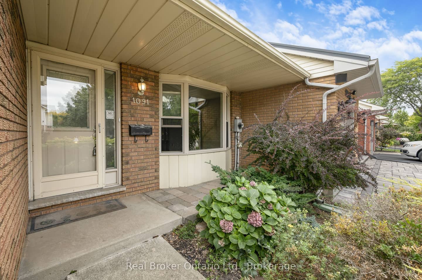 1091 Stephenson Drive, Burlington, ON L7S 2A8