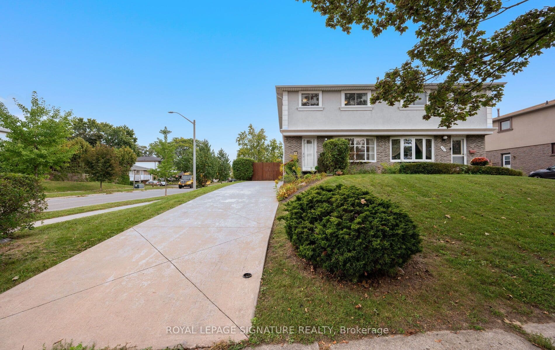 783 Dodsworth Crescent, Mississauga, ON L4Y 2H8