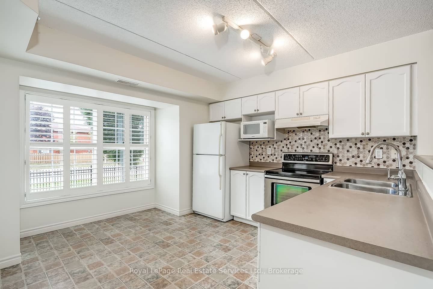 1460 Bishops Gate 111, Oakville, ON L6M 4N5