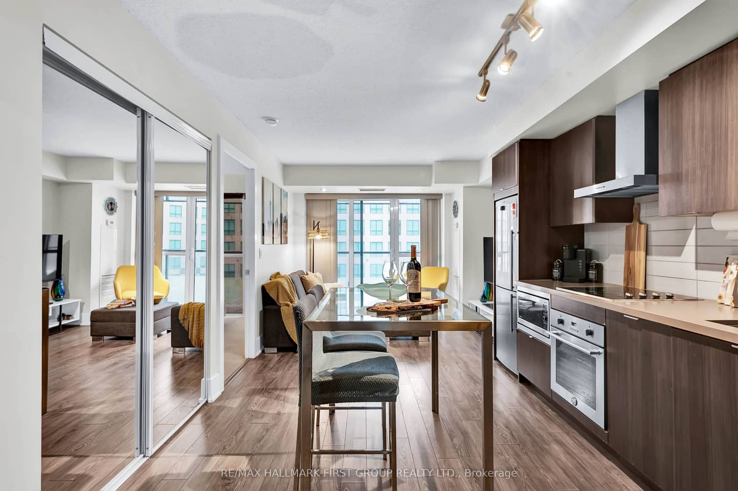 300 Front Street W 501, Toronto, ON M5V 0E9