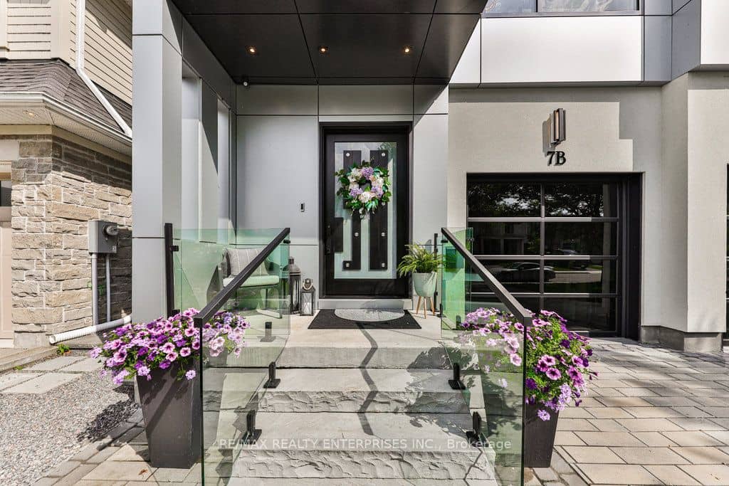 7B Iroquois Avenue, Mississauga, ON L5G 1M7
