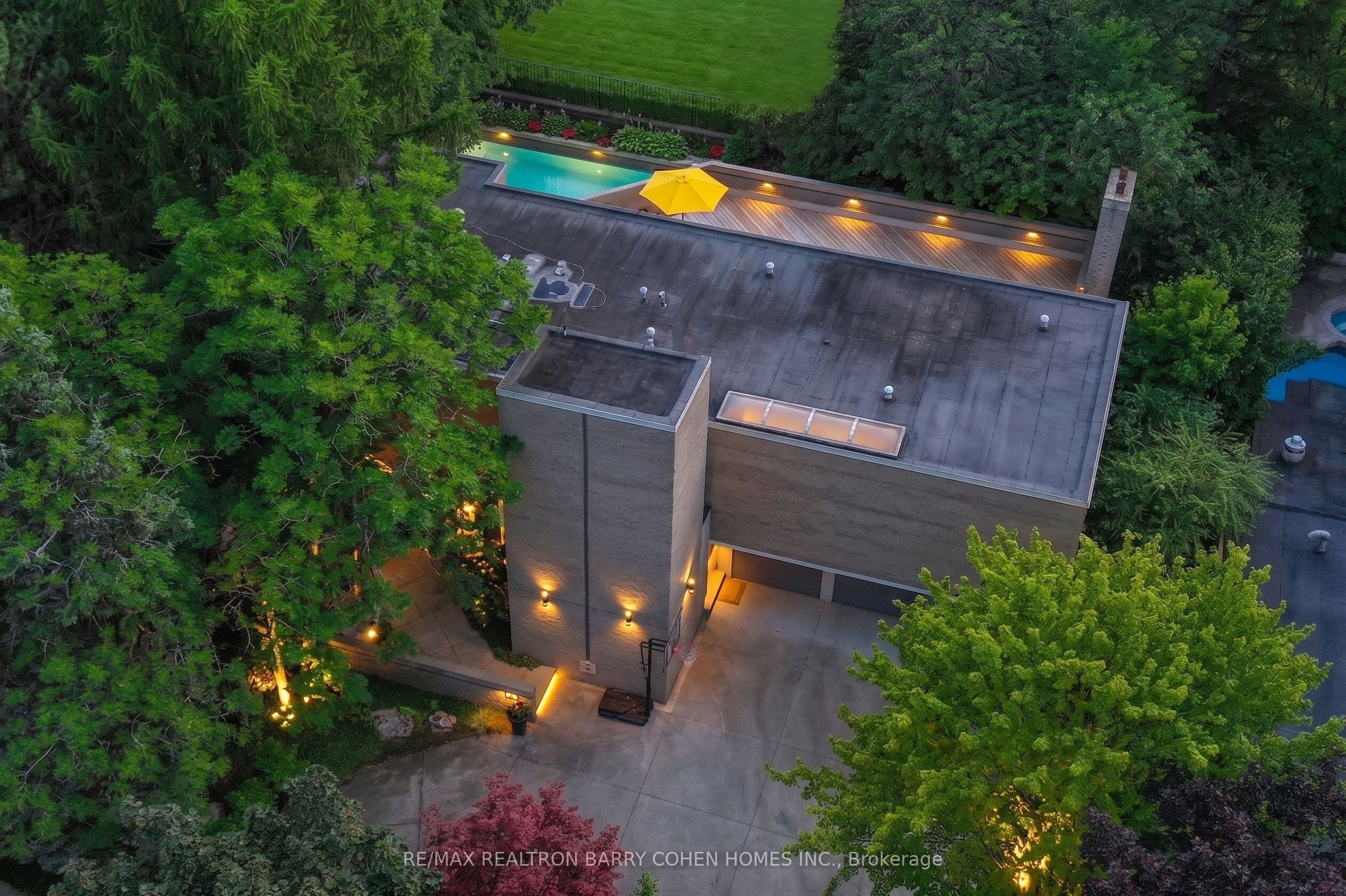 10 Penwood Crescent, Toronto, ON M3B 2B9