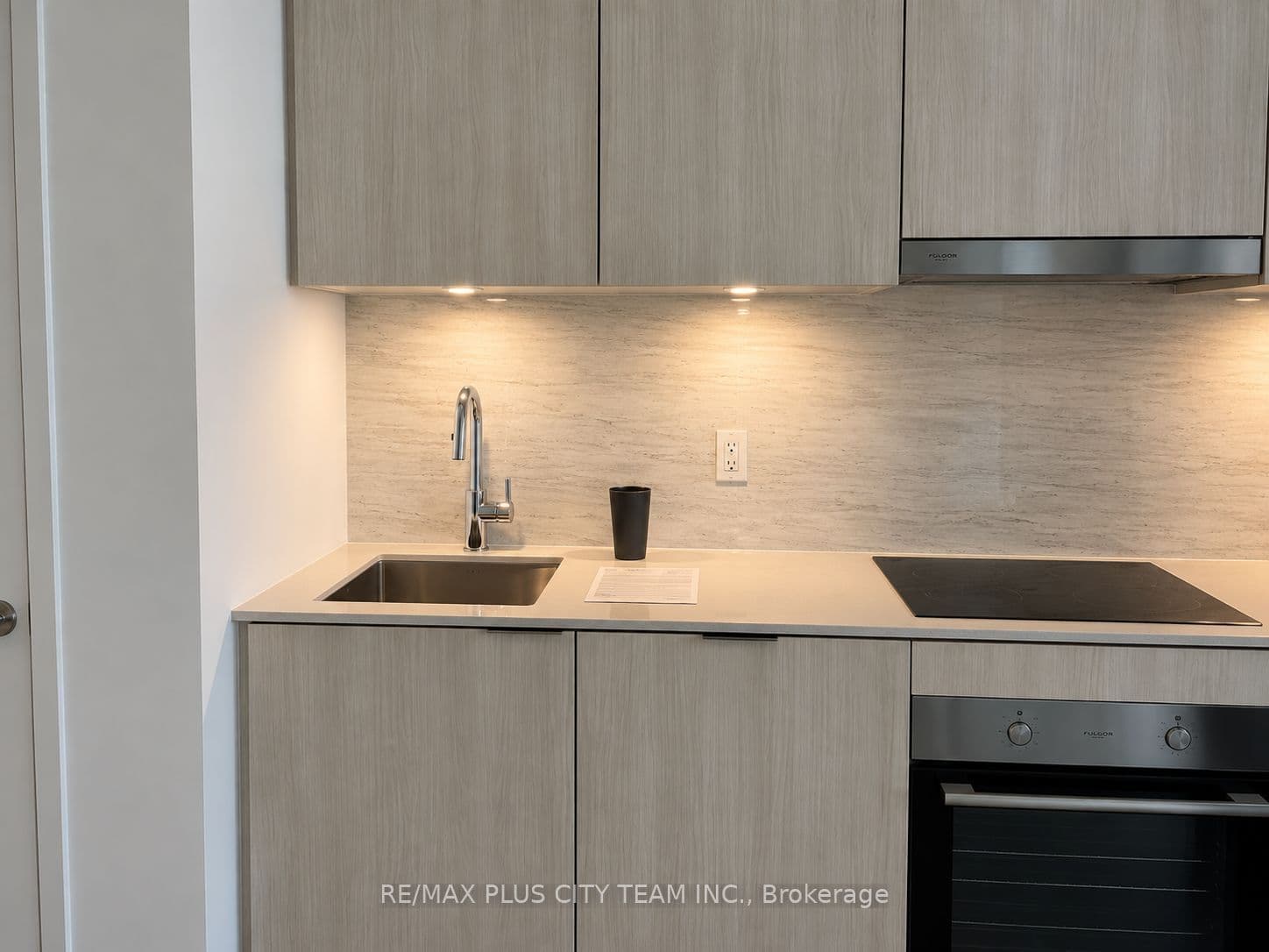 15 Queens Quay E 619, Toronto, ON M5E 0C5