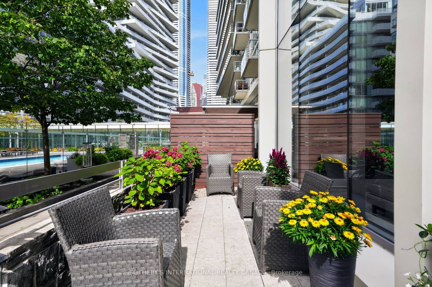 29 Queens Quay E TH 114, Toronto, ON M5E 0A4