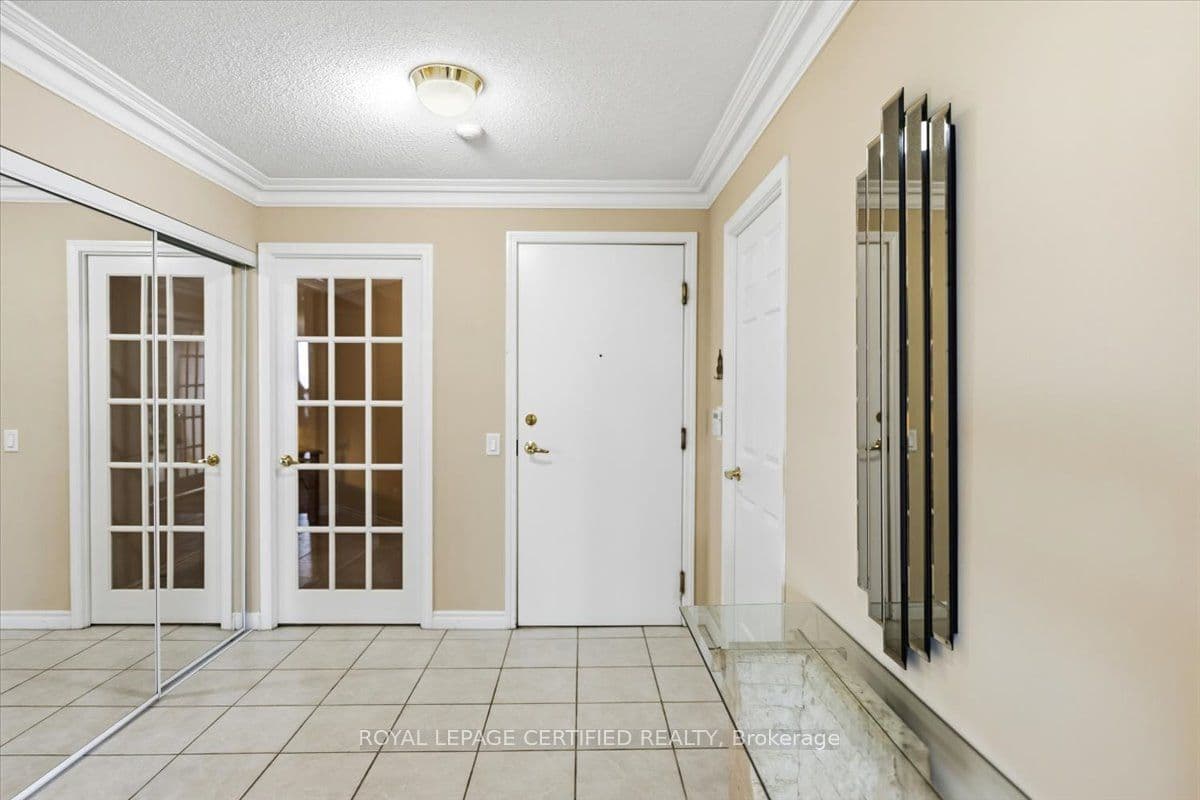 25 Kingsbridge Garden Circle 1118, Mississauga, ON L5R 4B1