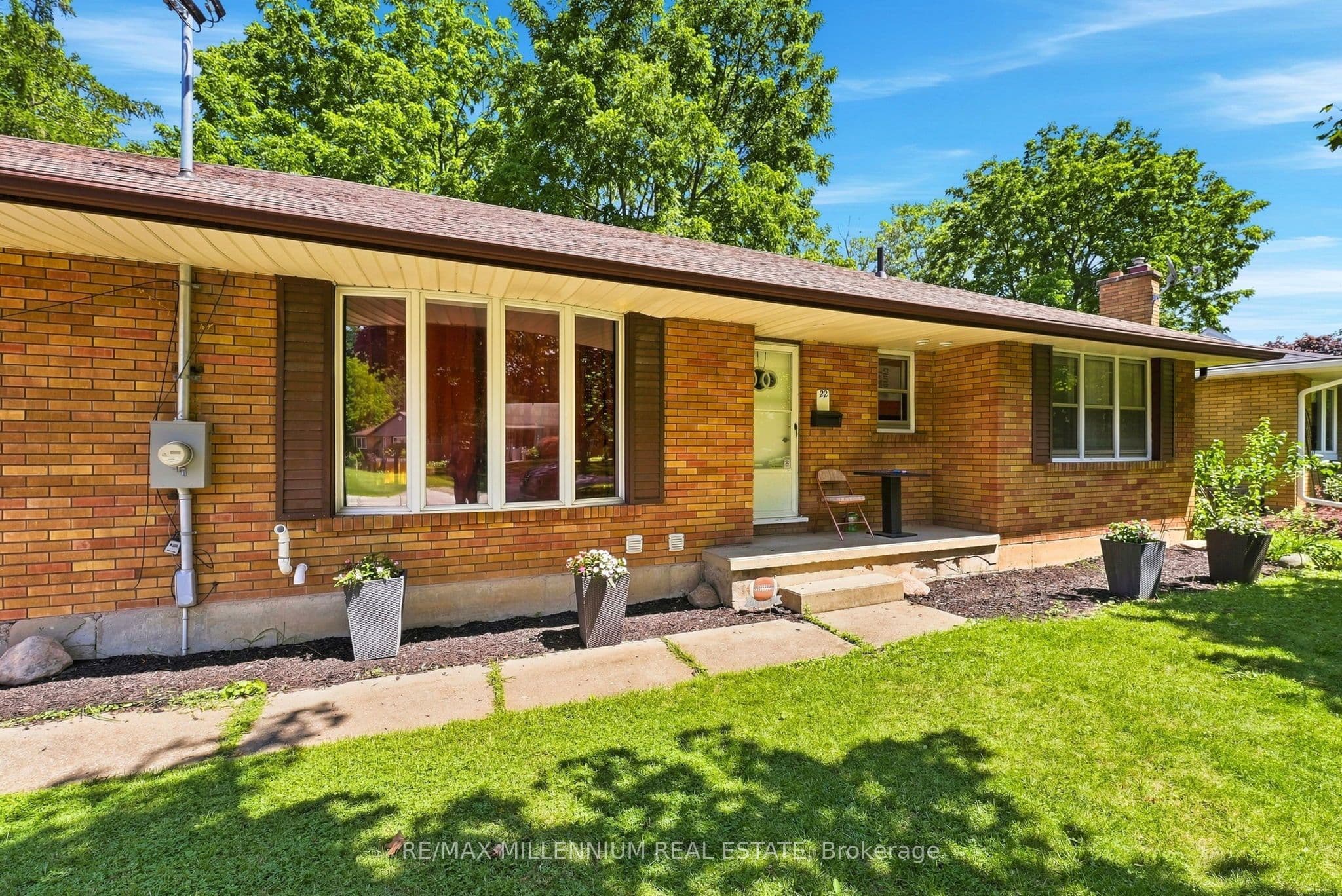 22 Montgomery Road, St. Thomas, ON N5R 1S5