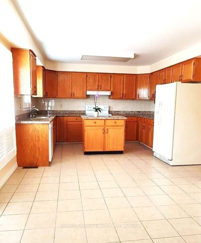 942 Sandcliff Drive Main, Oshawa, ON L1K 2C9