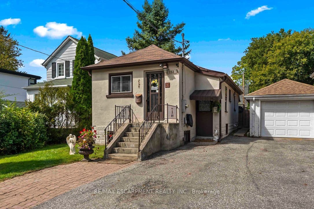 253 Eaglewood Boulevard, Mississauga, ON L5G 1V9