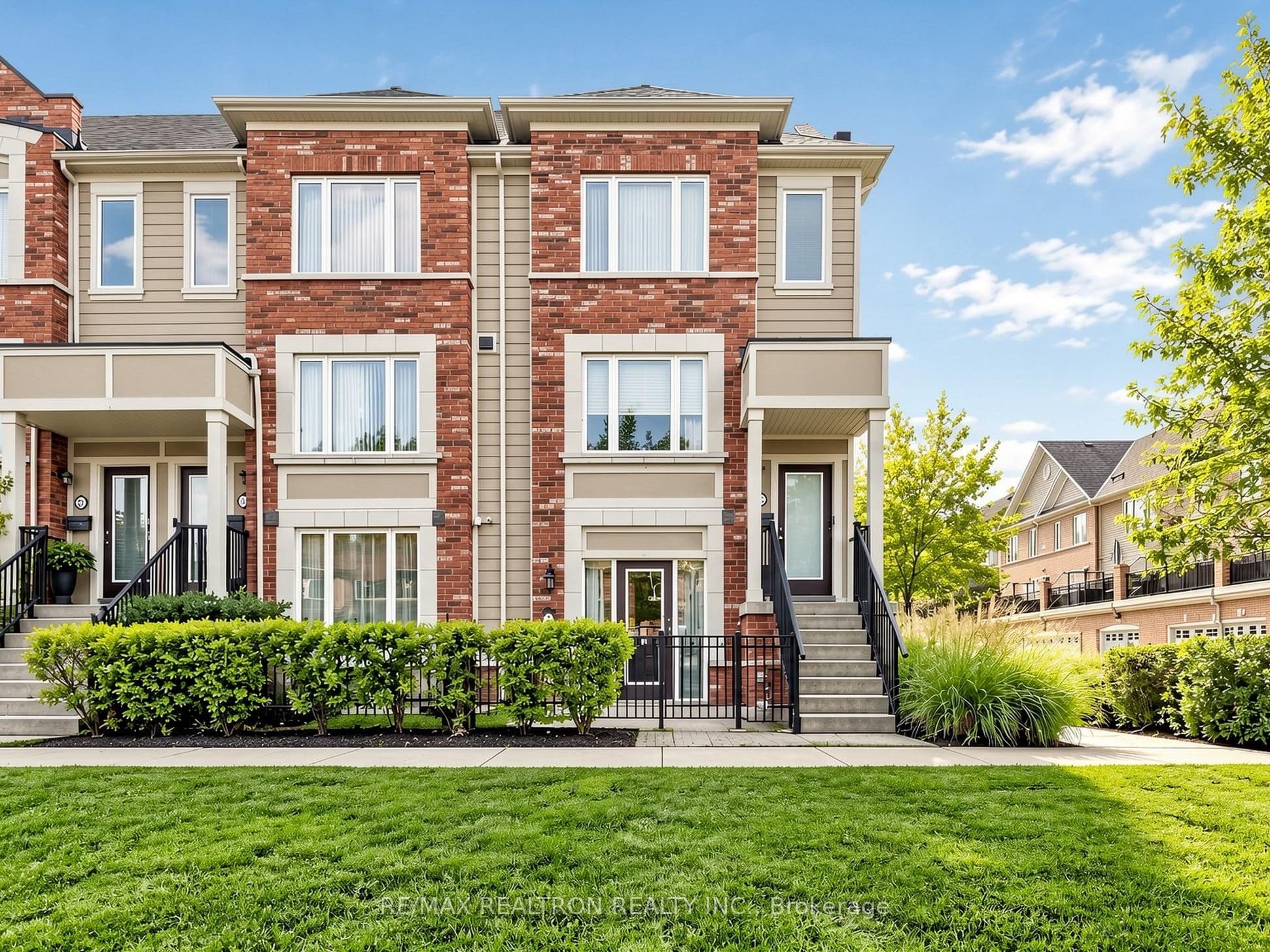 16 Walter Dove Court, Aurora, ON L4G 0S8
