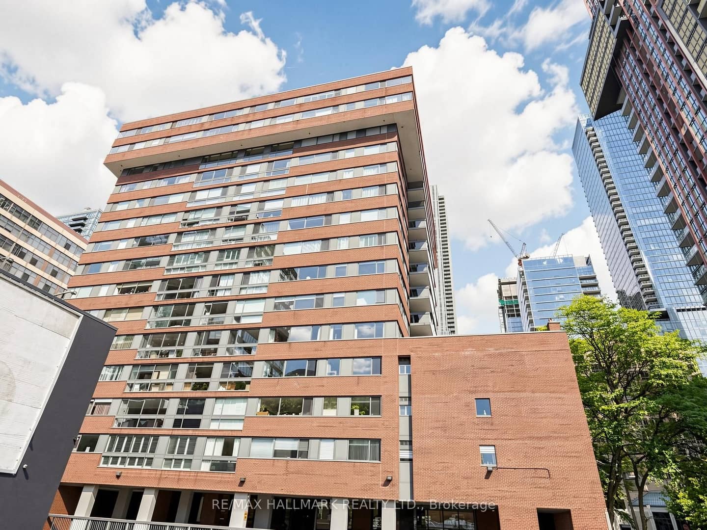 15 Mcmurrich Street 1405, Toronto, ON M5R 3M6
