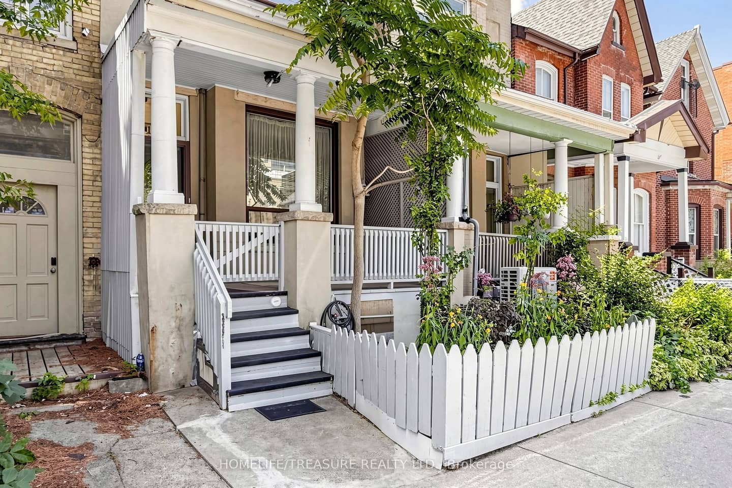198 McCaul Street, Toronto, ON M5T 1W5