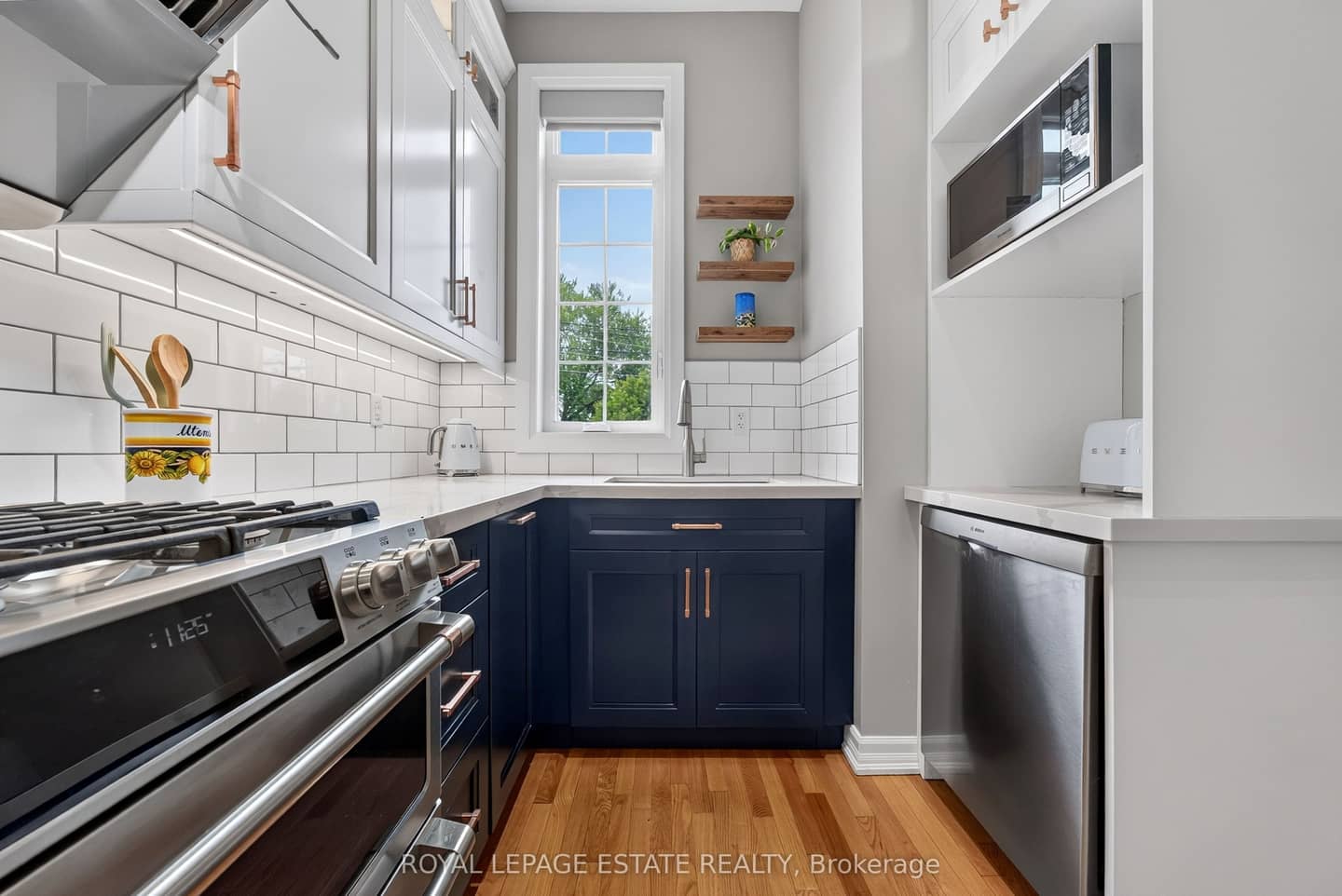 2112 Dundas Street E, Toronto, ON M4L 1N1
