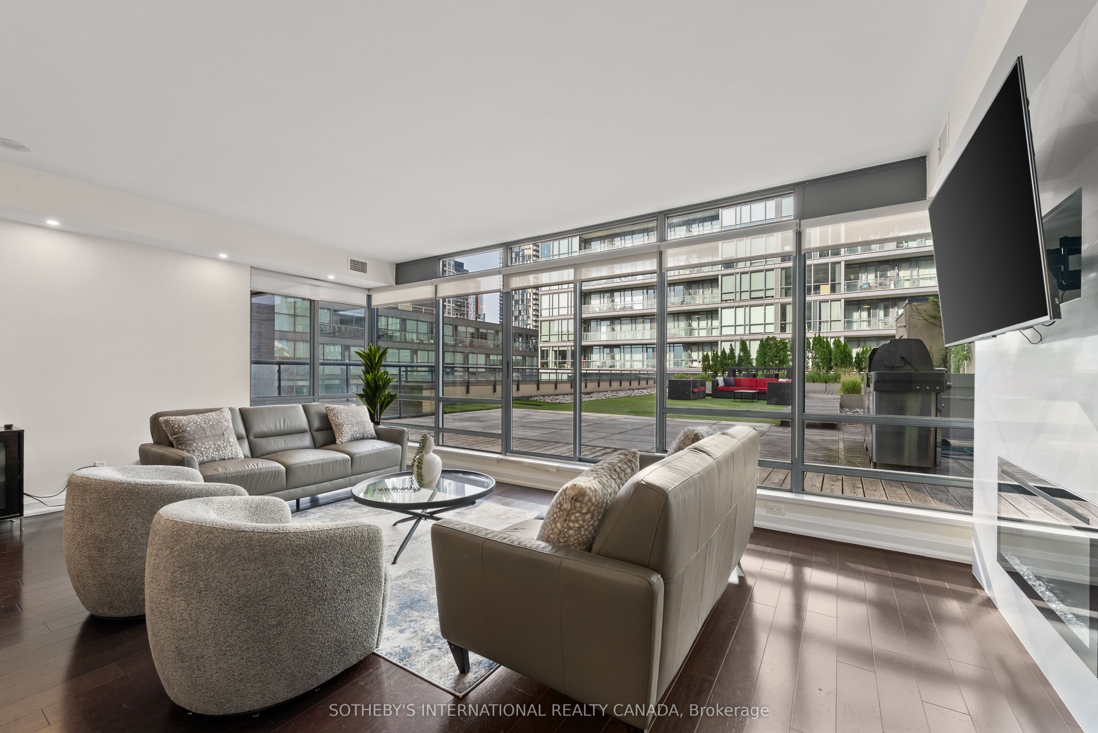 438 King Street W 1501, Toronto, ON M5V 3T9