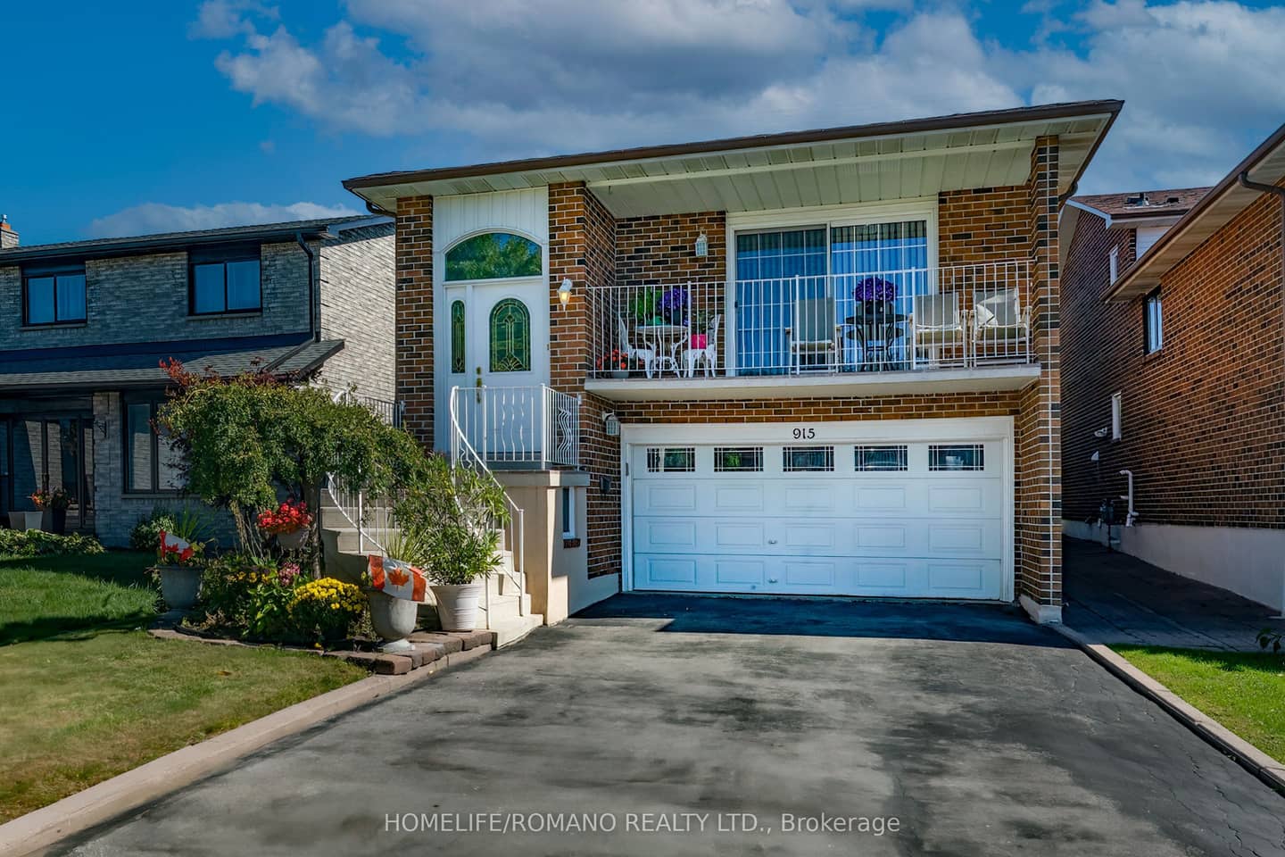 915 Lovingston Crescent, Mississauga, ON L4W 3S6