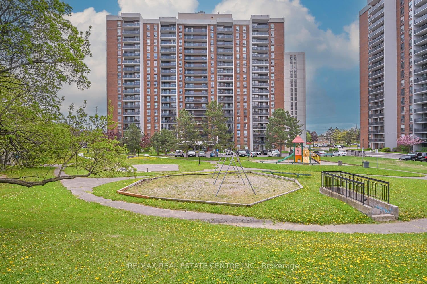 21 Knightsbridge Road 403, Brampton, ON L6T 3Y1