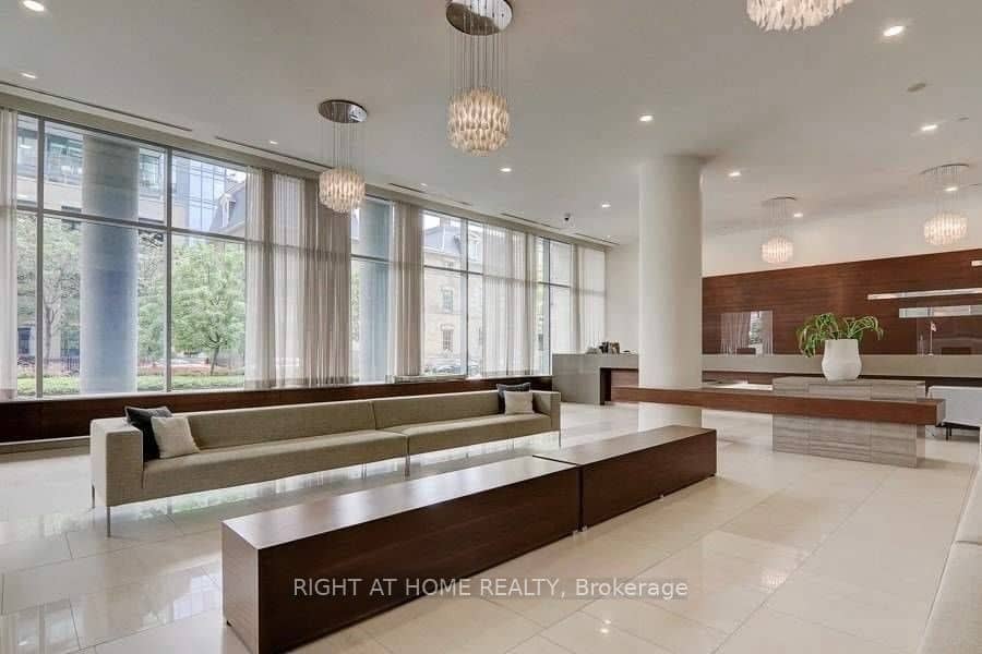 112 George Street S 828, Toronto, ON M5A 2M5