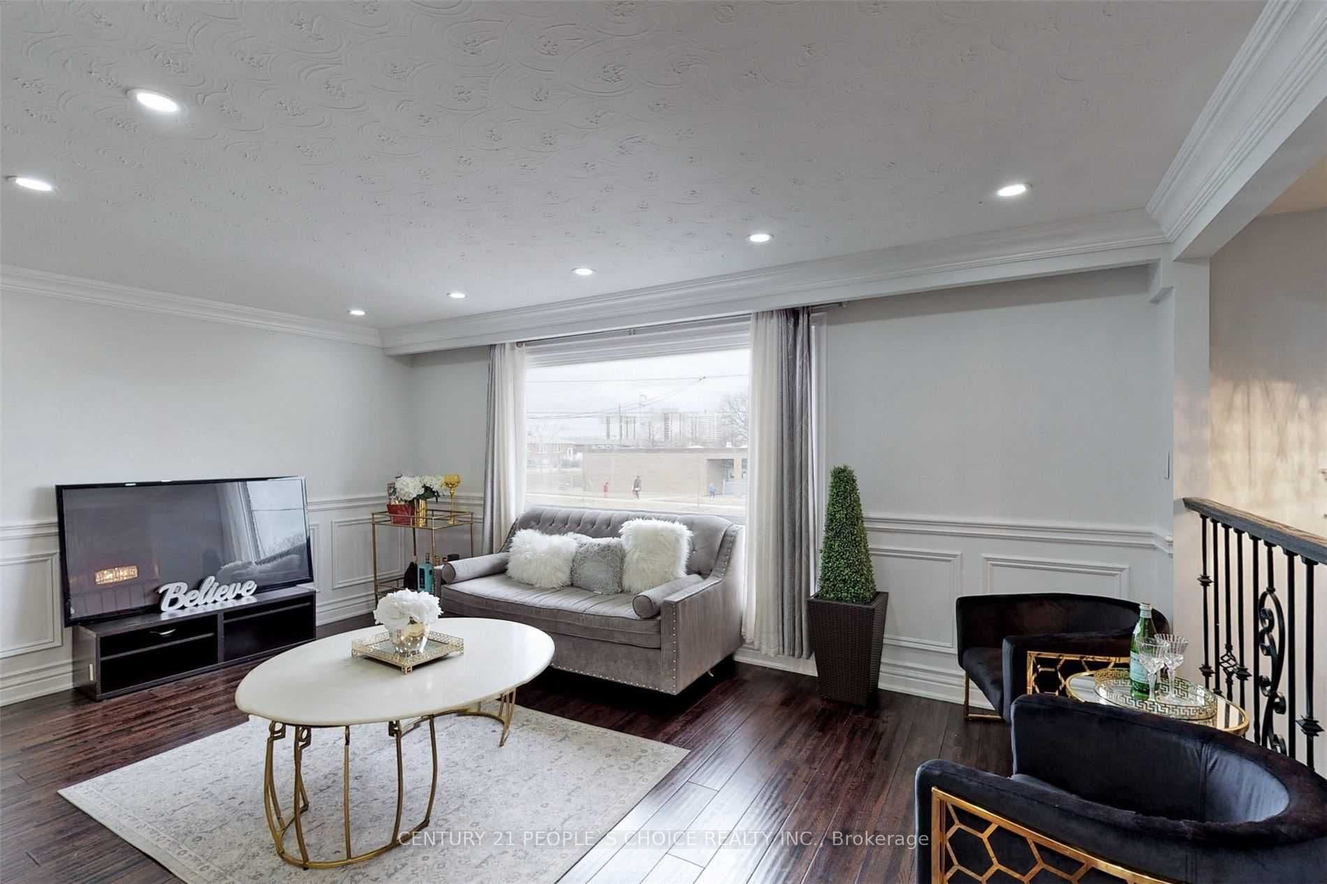 107 Spenvalley Drive Main, Toronto, ON M3L 1Z4