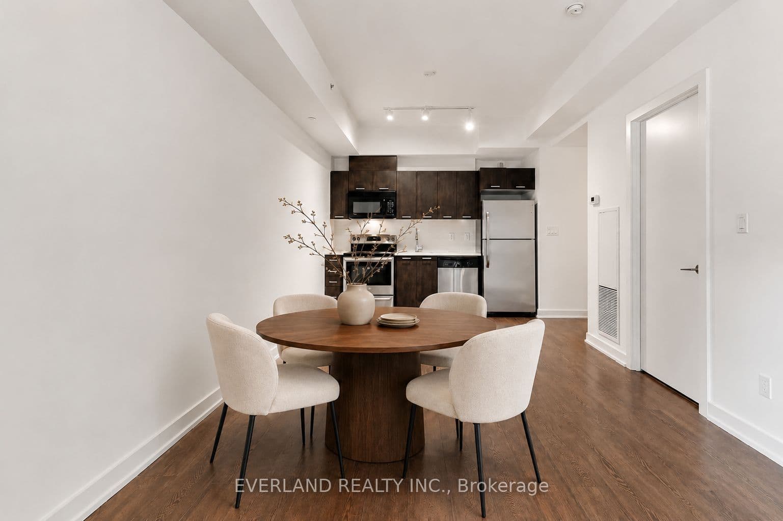 20 Bruyeres Mews 201, Toronto, ON M5V 0G8