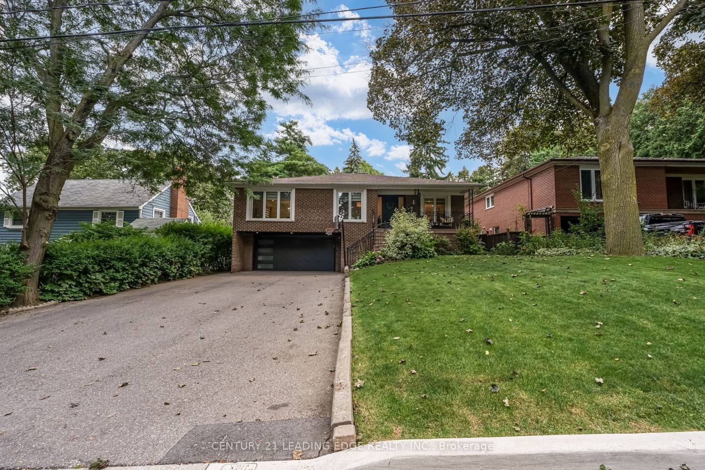 5 Mountbatten Road, Toronto, ON M9P 1Y8