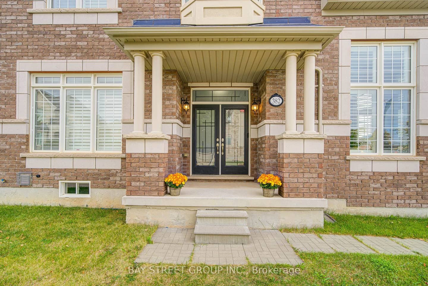 382 Begonia Gardens, Oakville, ON L6M 1L7
