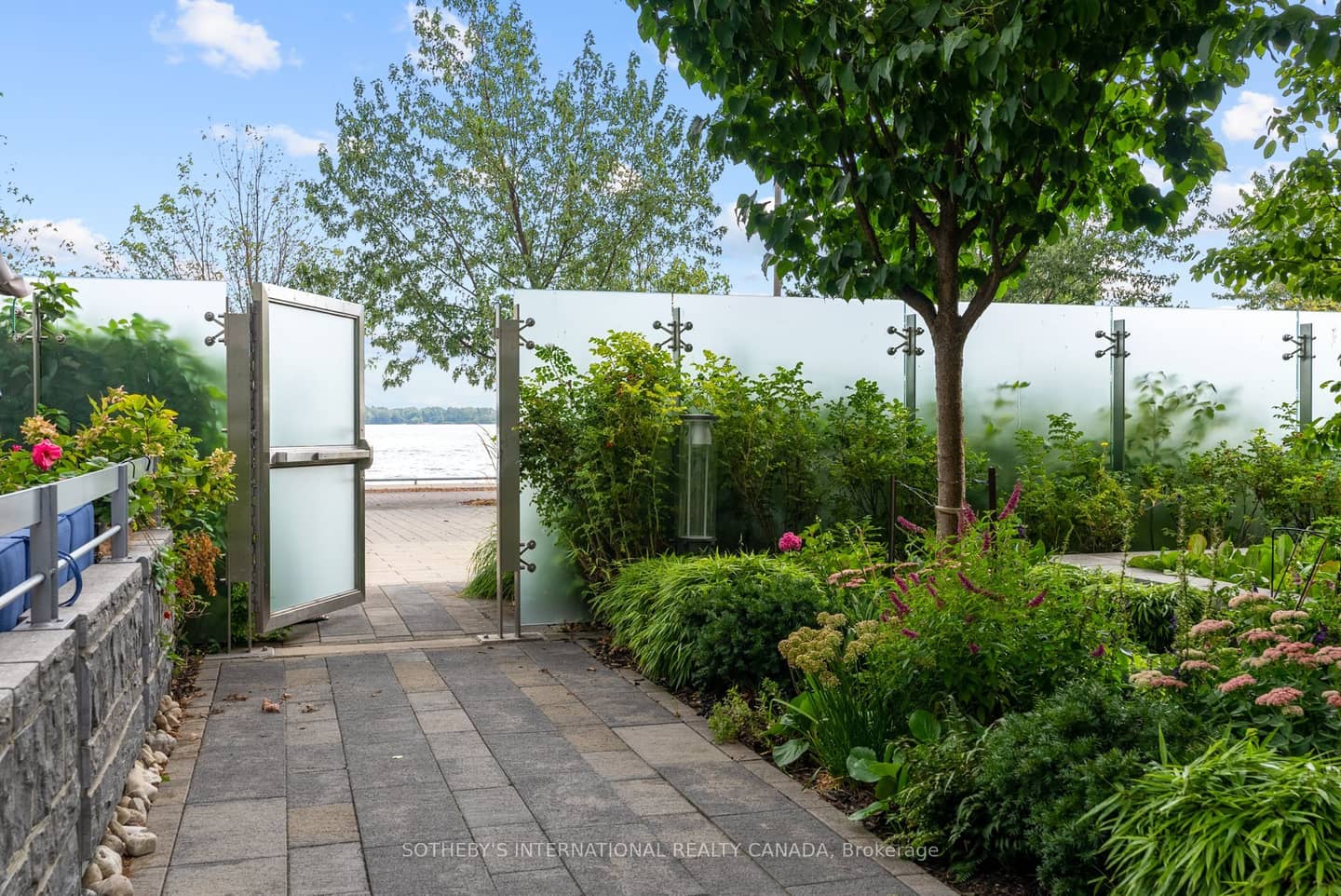 29 Queens Quay E TH 114, Toronto, ON M5E 0A4