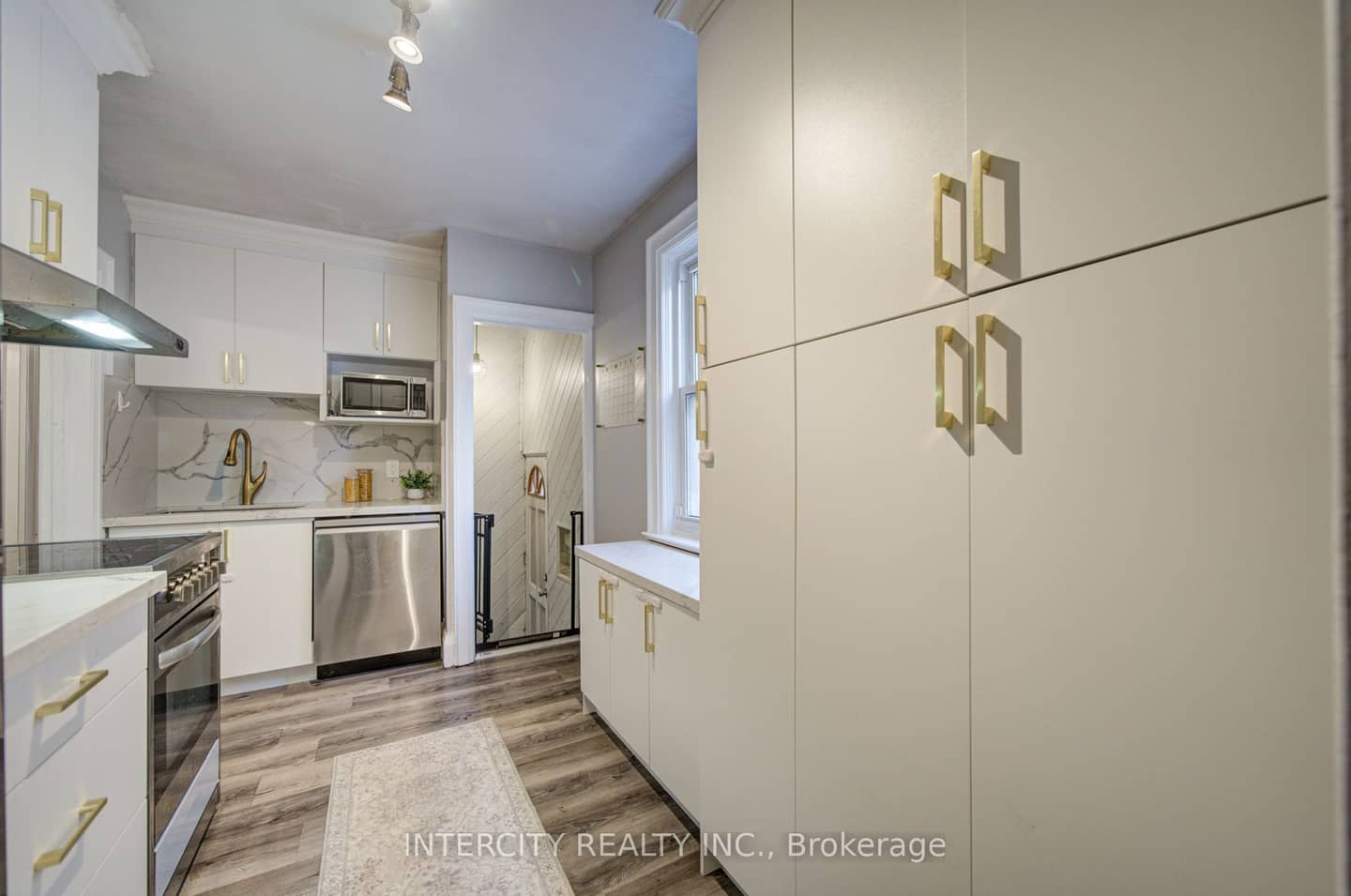 256 Blantyre Avenue, Toronto, ON M1N 2S1