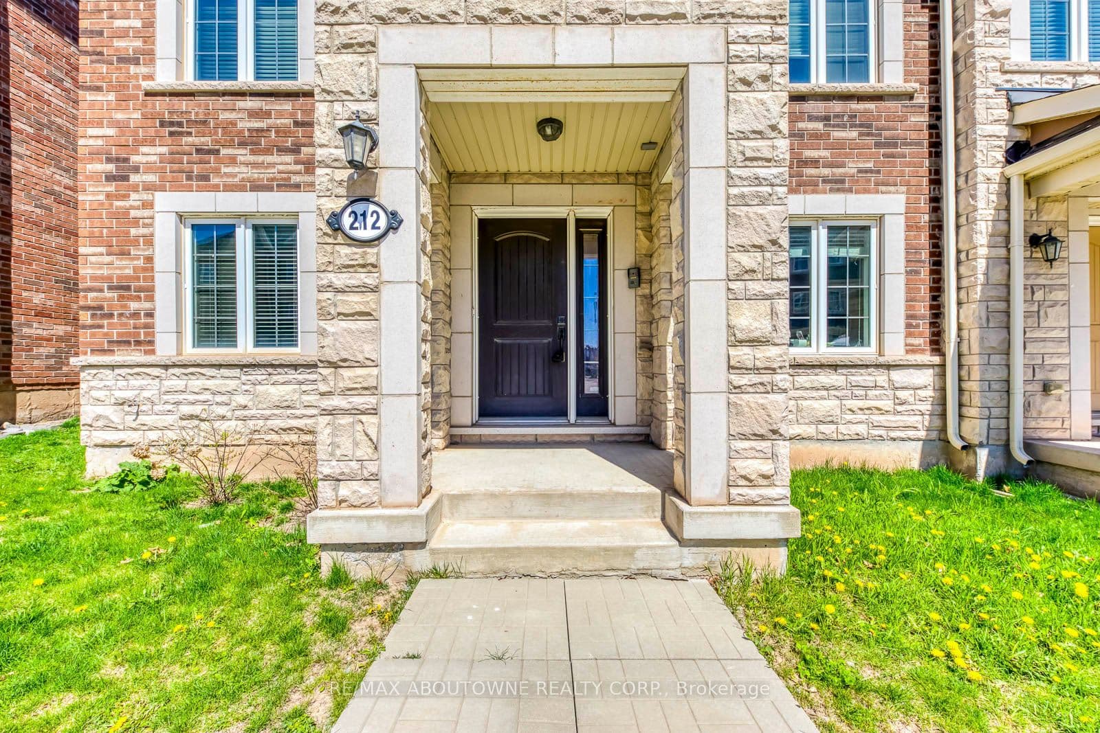 212 Ellen Davidson Drive, Oakville, ON L6M 0V1