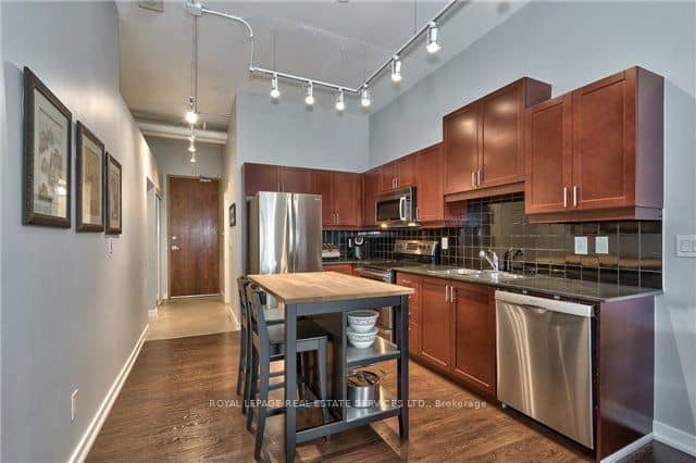 2 Fieldway Road 316, Toronto, ON M8Z 3L1