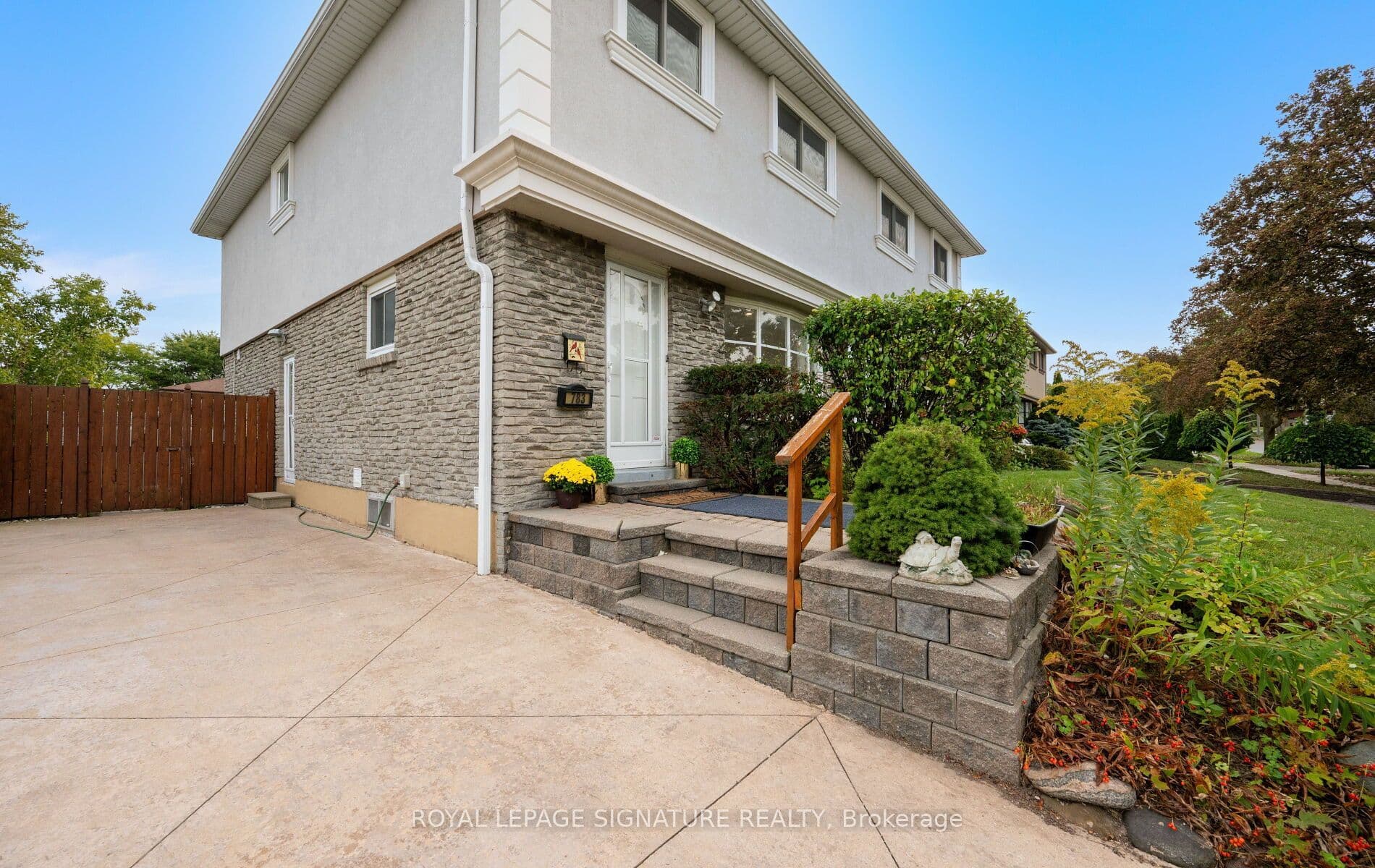 783 Dodsworth Crescent, Mississauga, ON L4Y 2H8