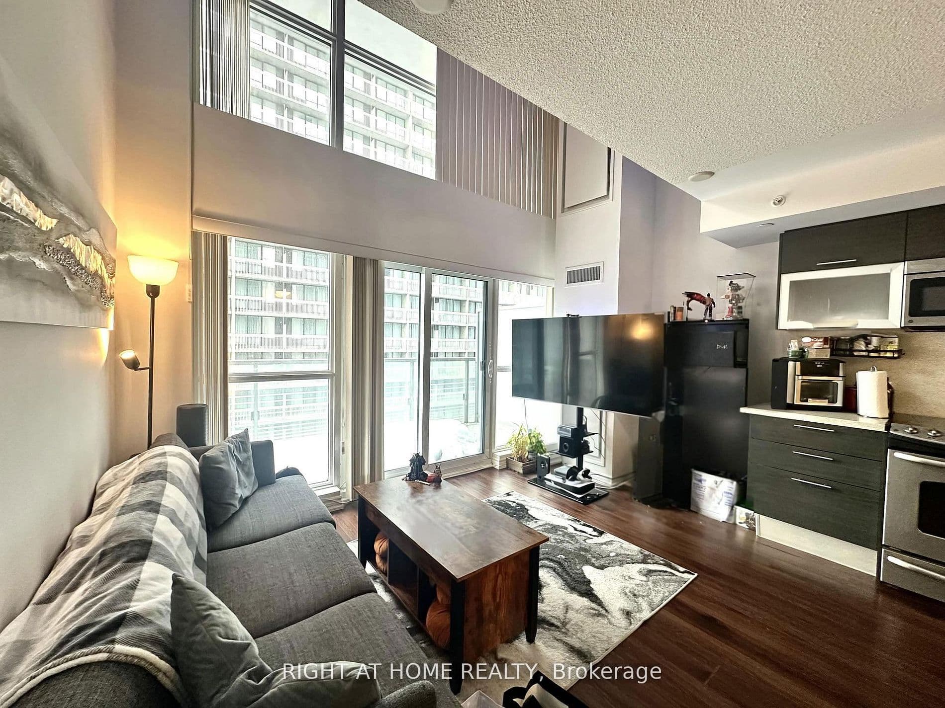 386 Yonge Street 714, Toronto, ON M5B 0A5