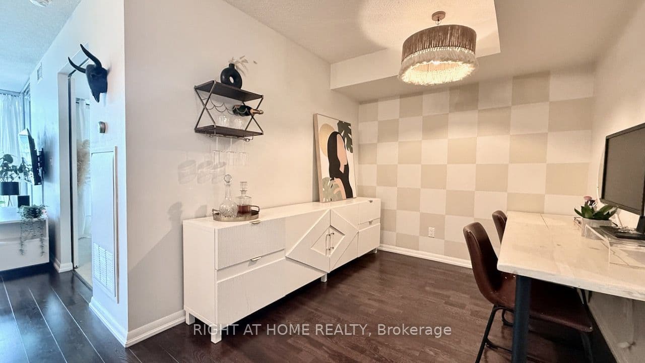 209 Fort York Boulevard S 656, Toronto, ON M5V 4A1